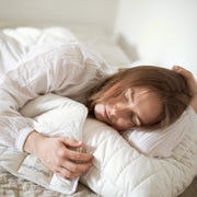 Frau schläft entspannt auf Bio-Kopfkissen aus Kapok