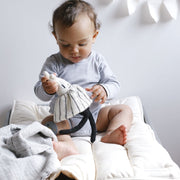 Baby spielt auf Wickelauflage aus Bio-Baumwolle