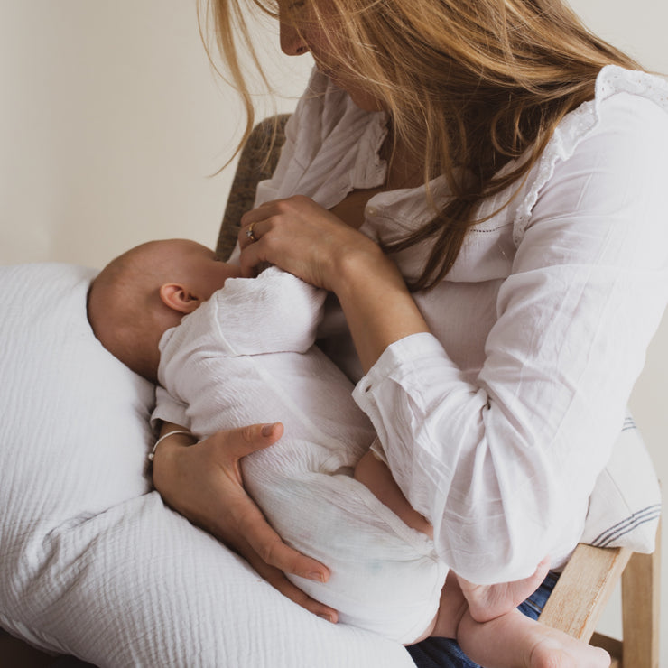 Mutter stillt Baby mit Hilfe des Bio-Stillkissens Cosy Love Mono