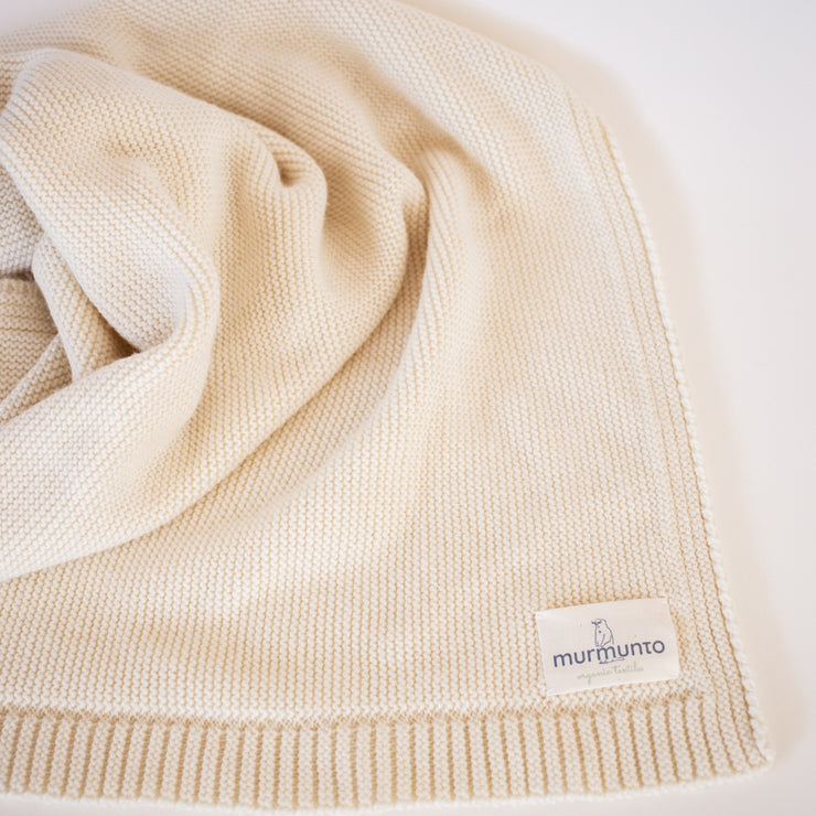 Kuschelige gestrickte Bio-Babydecke aus feiner Bio-Schurwolle von murmunto organics